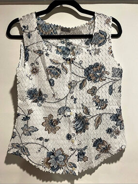 Wrinkle free travel friendly Komarov Floral crinkle Sleeveless Blouse